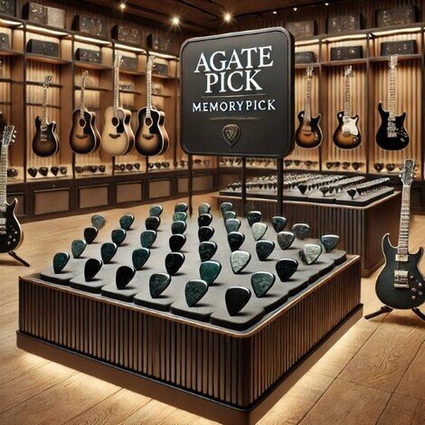 Immagine di negozio di strumenti musicali con vetrine sullo sfondo con chitarre acustiche e plettri in bella vista su plateau di velluto grigio con grande insegna nera con scritto in bianco AGATEPICK Memorypick 